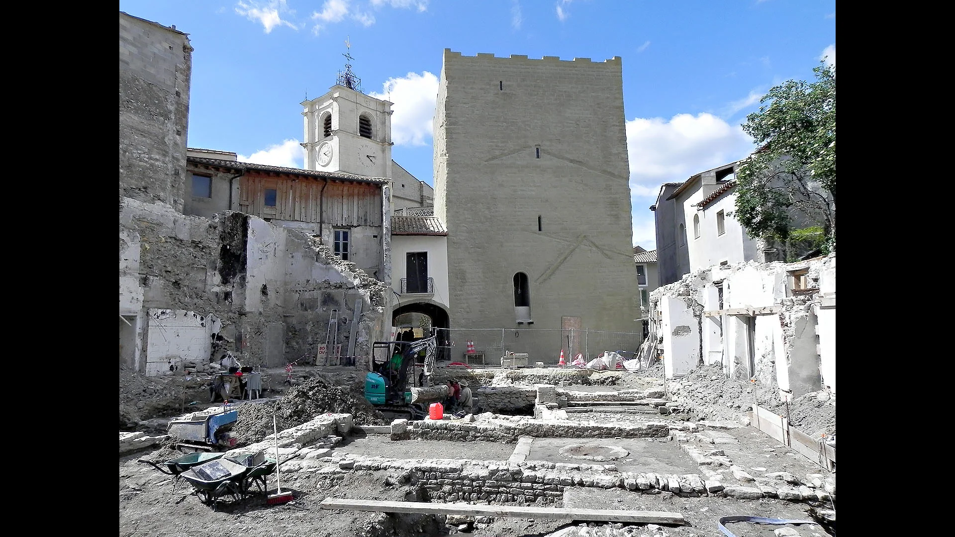 La Tour d’Argent et la collégiale N.-D. des Anges (juillet 2022)