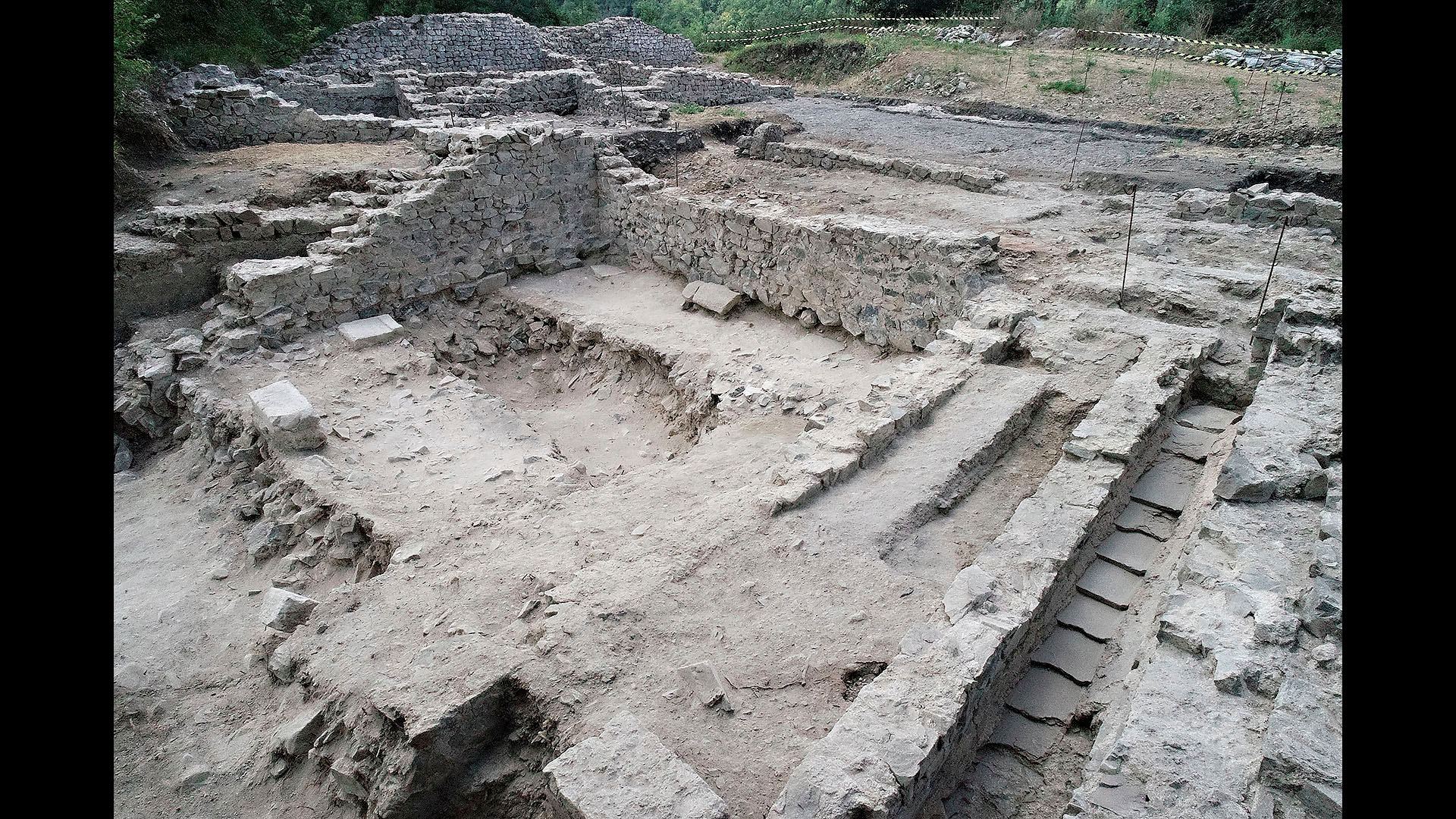 Secteur résidentiel de la forteresse des Ve‑VIIe siècles depuis l’ouest