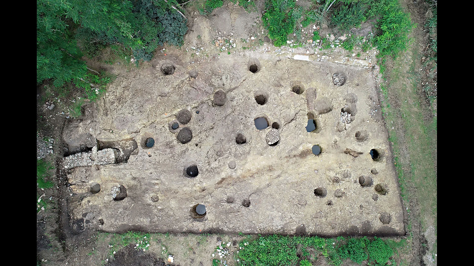 Partie centrale du site. Trous de poteaux des bâtiments de la basse-cour du château à motte (Xe‑XIe s.) 