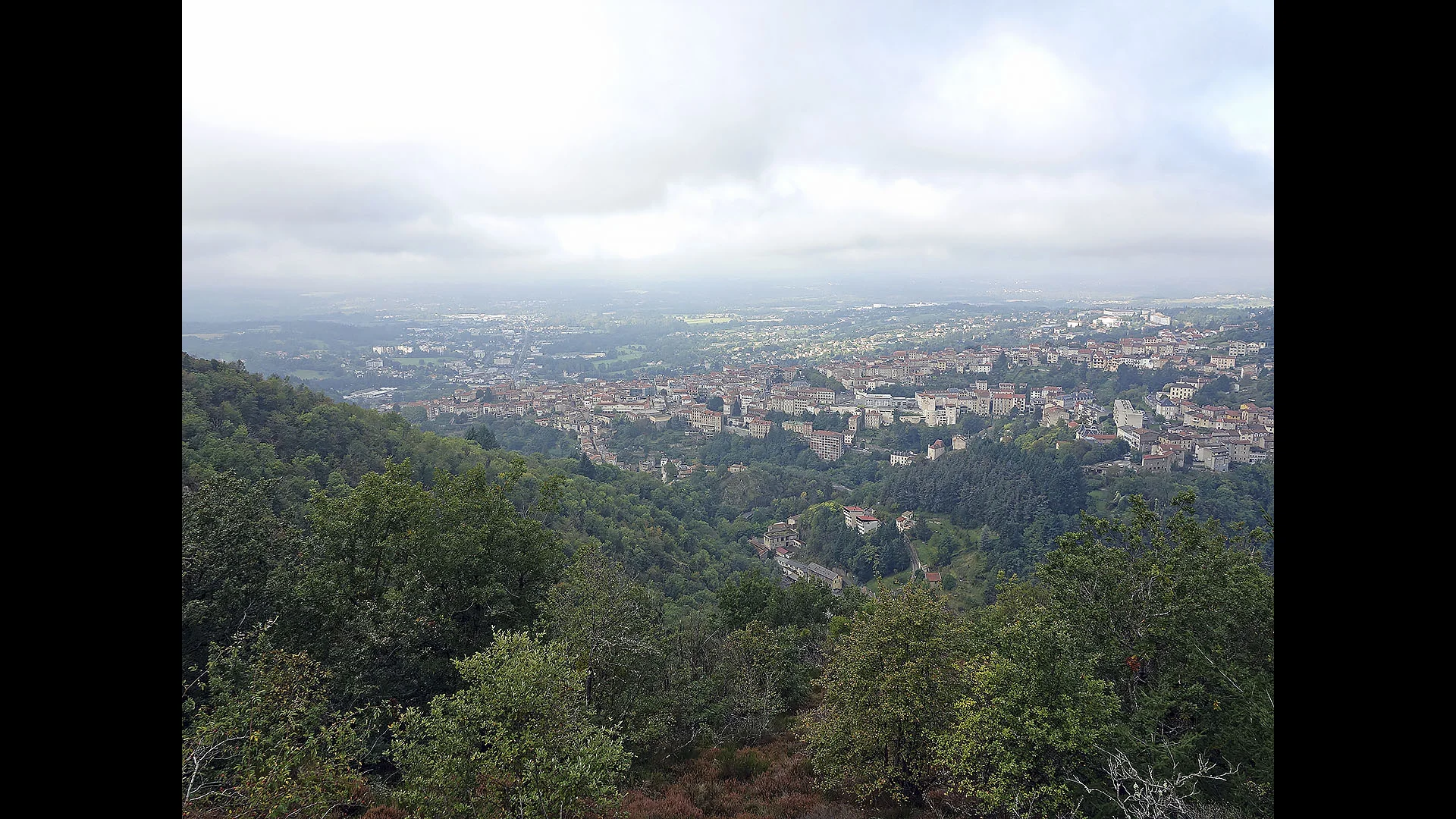 Vue de Thiers depuis le castrum mérovingien des Millières