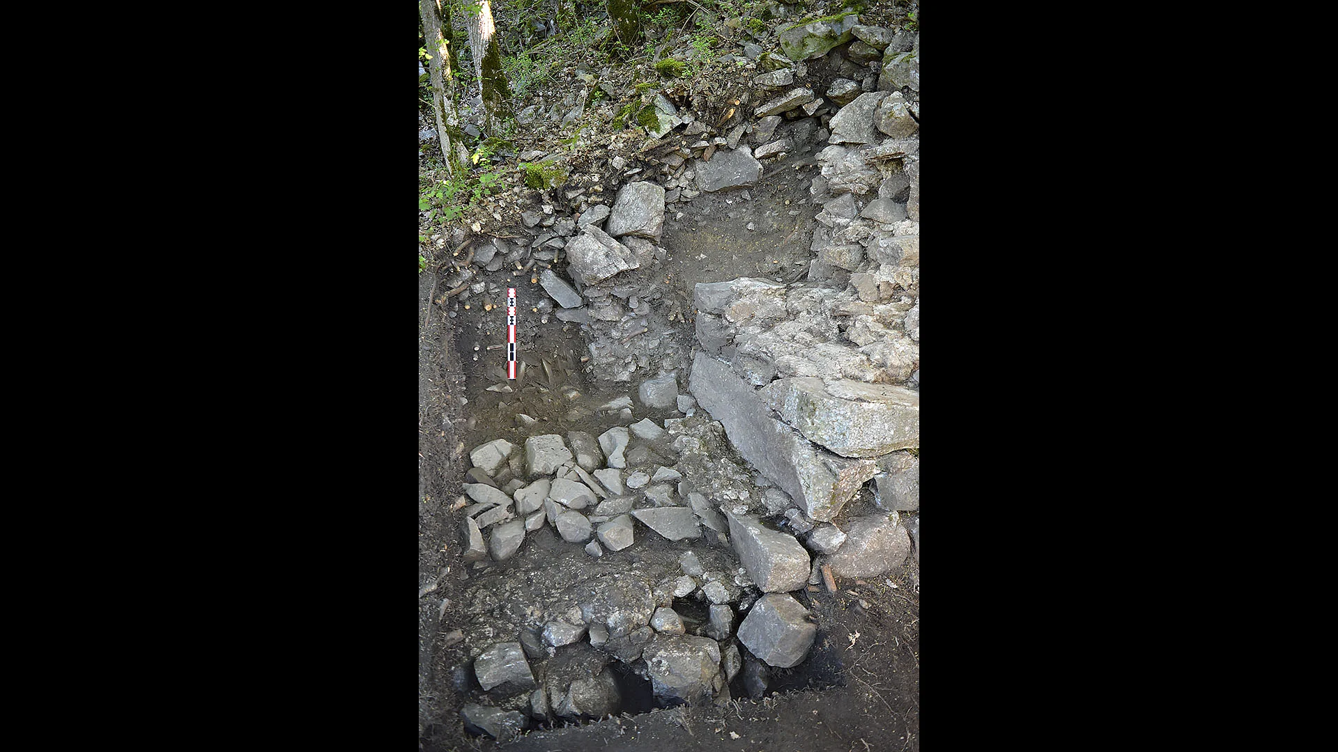 Porte découverte dans le mur d’enceinte sud du castrum mérovingien