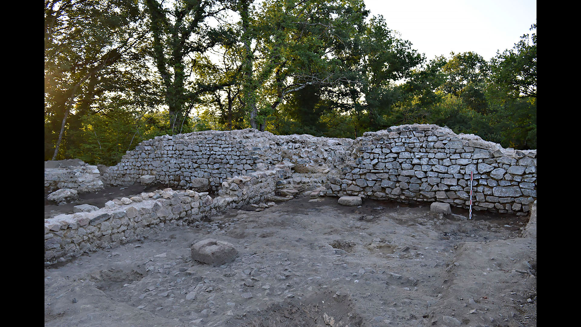 Mur d’enceinte ouest du site (Ve‑VIIe siècle)